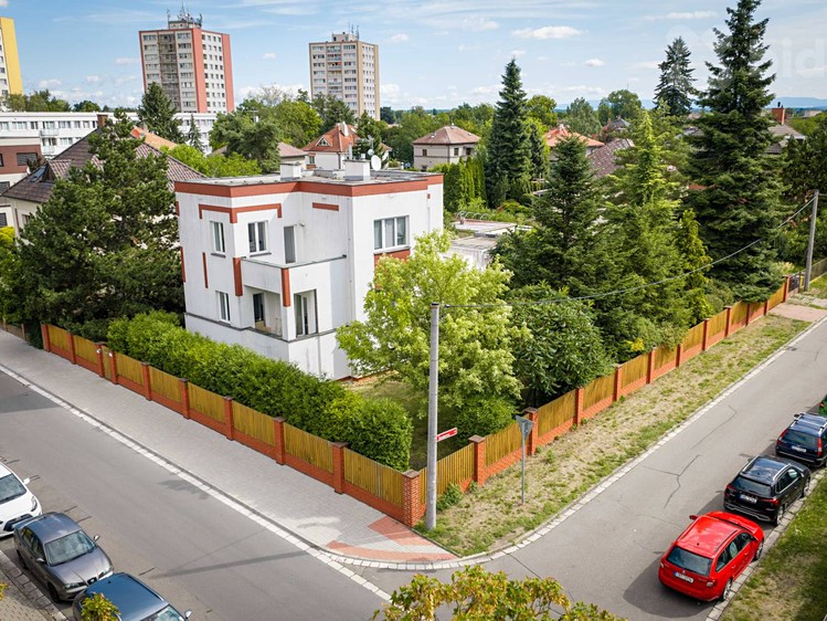 Haus zum Kauf, 630 m² (1 von 21)