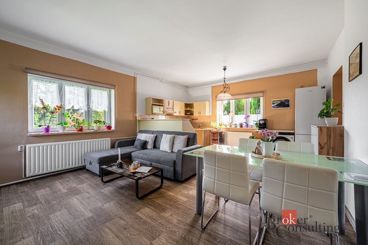 Prodej rodinného domu 221 m², pozemek 1174 m² – fotografie 3