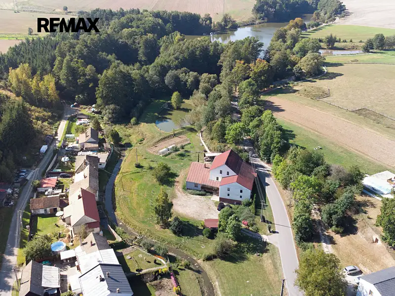 Prodej rodinného domu 770 m², pozemek 9150 m², Kundratice – náhled fotky 1