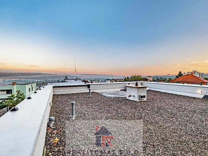 Prodej rodinného domu 325 m², pozemek 472 m², Praha – náhled fotky 2