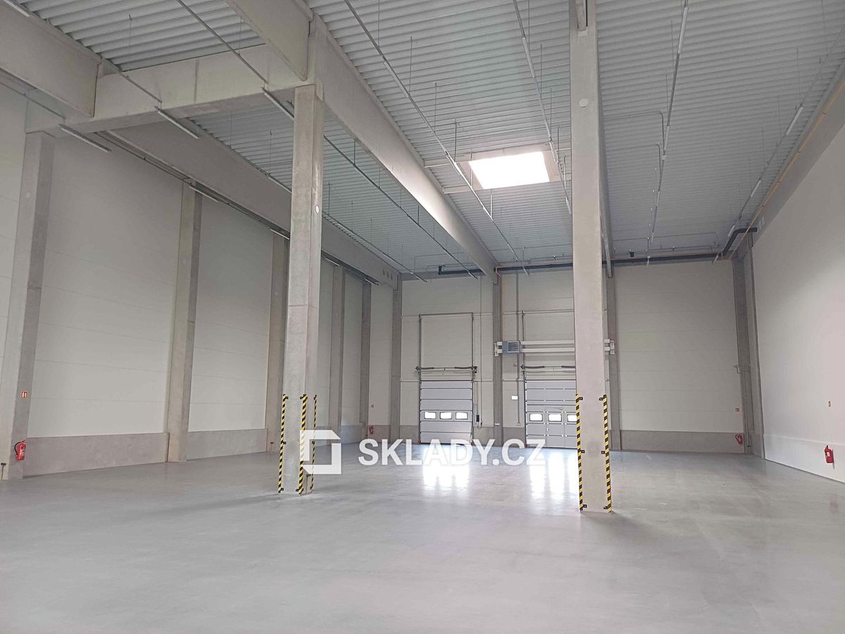 Pronájem skladového prostoru 874 m²