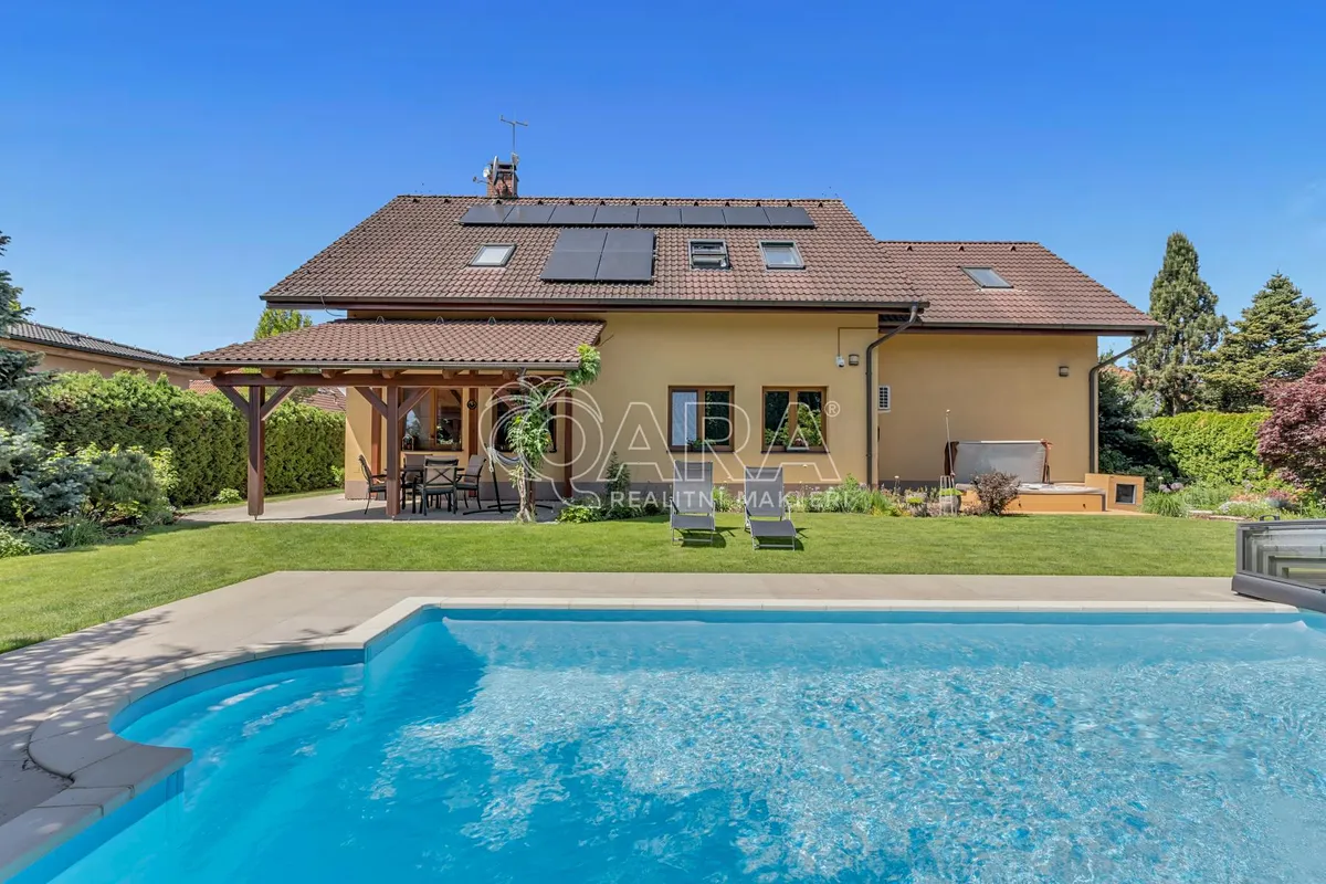 Prodej rodinného domu 255 m², pozemek 775 m²