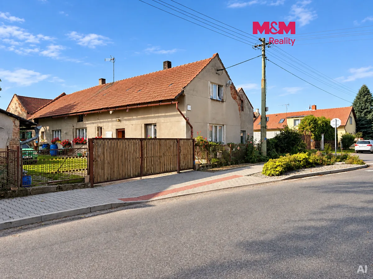 Prodej podílu 1/2 rodinného domu 95 m², pozemek 999 m²