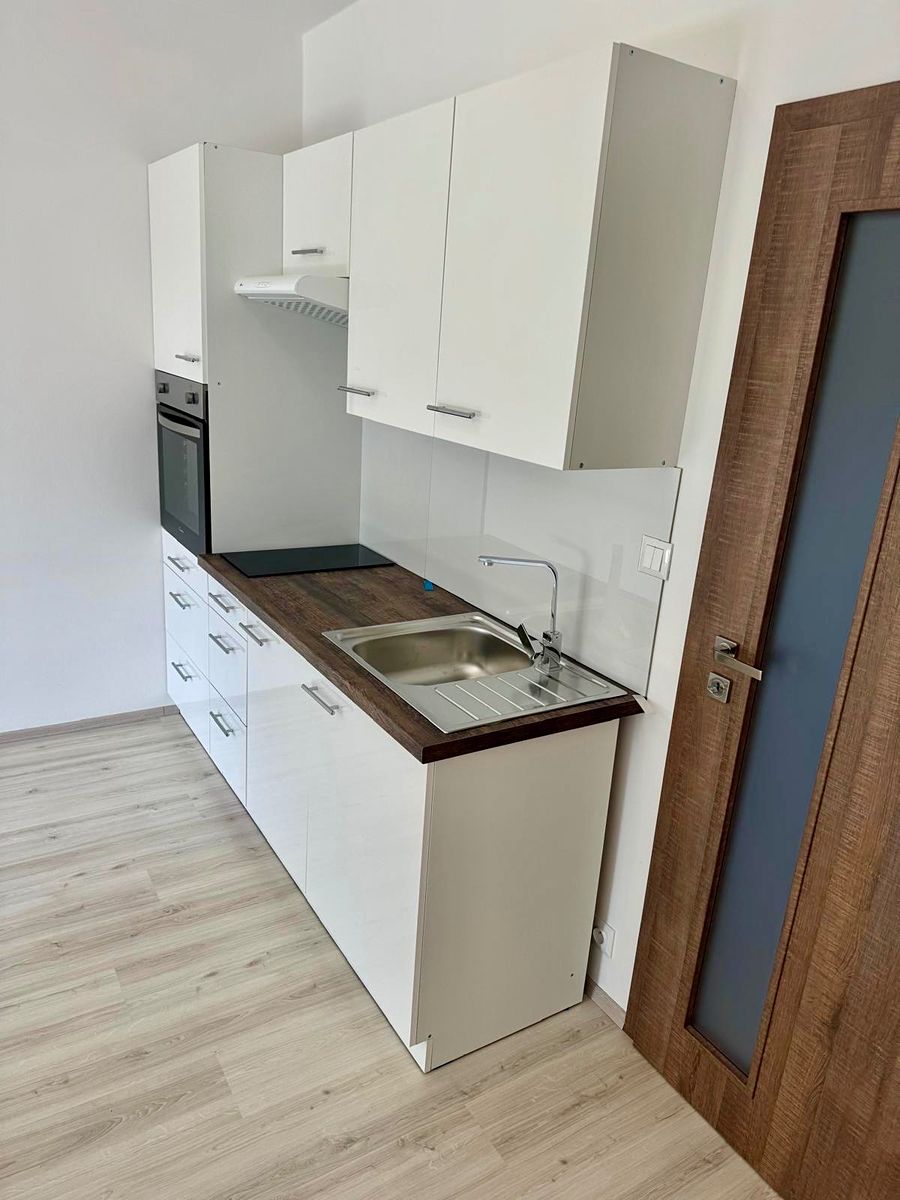 Pronájem bytu 1+kk 28 m² – fotografie 3