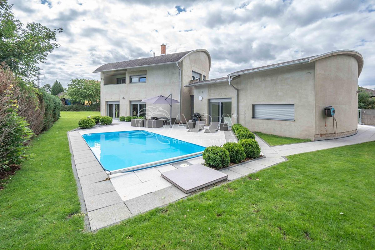 Prodej rodinného domu 274 m², pozemek 1211 m², Neratovice – fotka 1 z 3