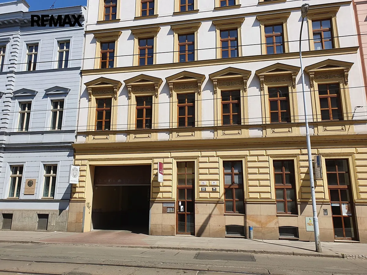 Pronájem garážového stání 18 m²