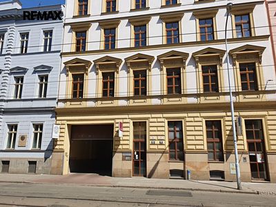 Pronájem garážového stání 18 m²