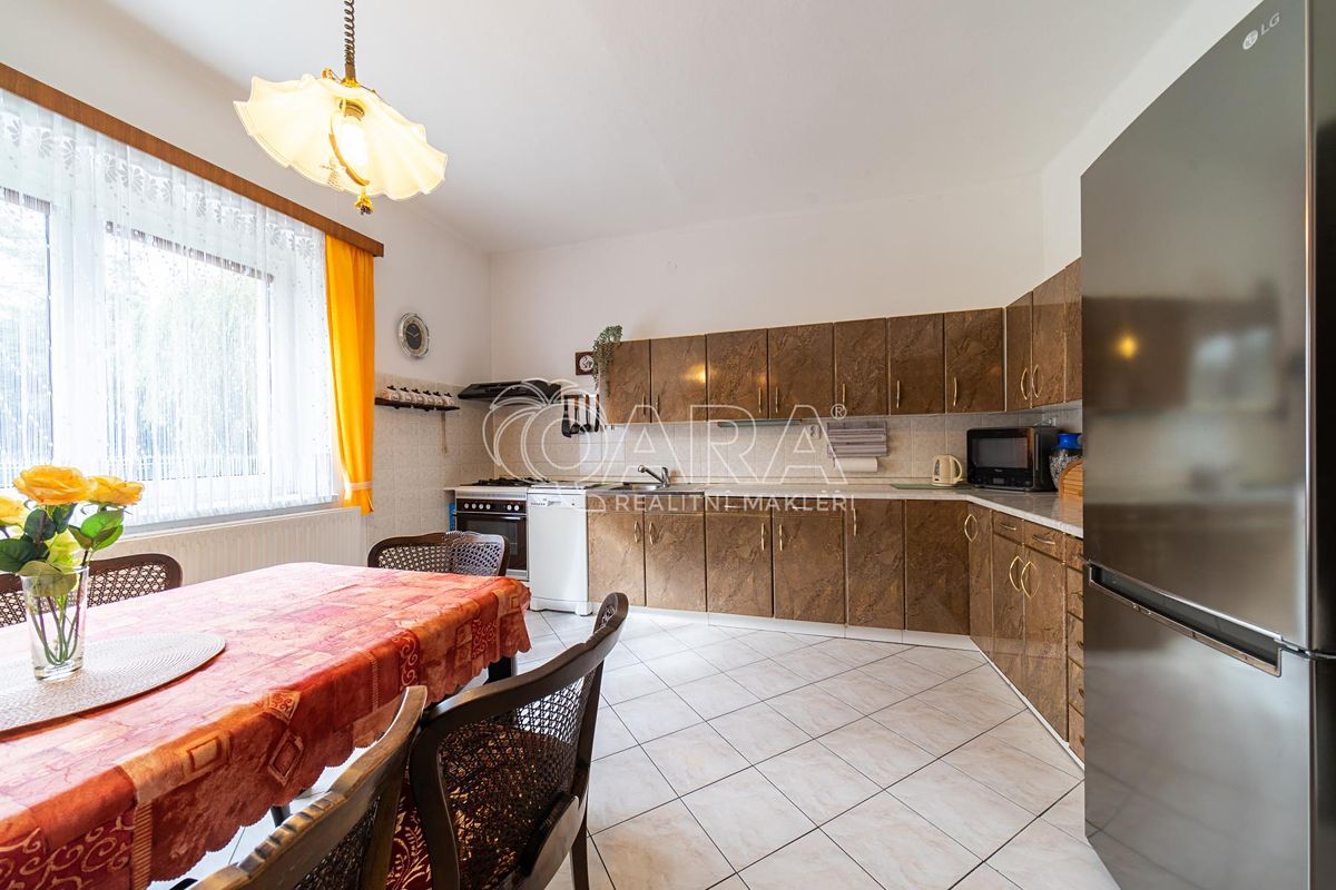 Prodej rodinného domu 180 m², pozemek 638 m² – fotografie 4