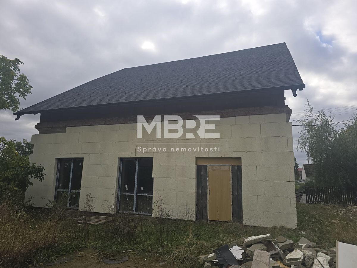 Prodej rodinného domu 241 m², pozemek 930 m² – fotografie 4