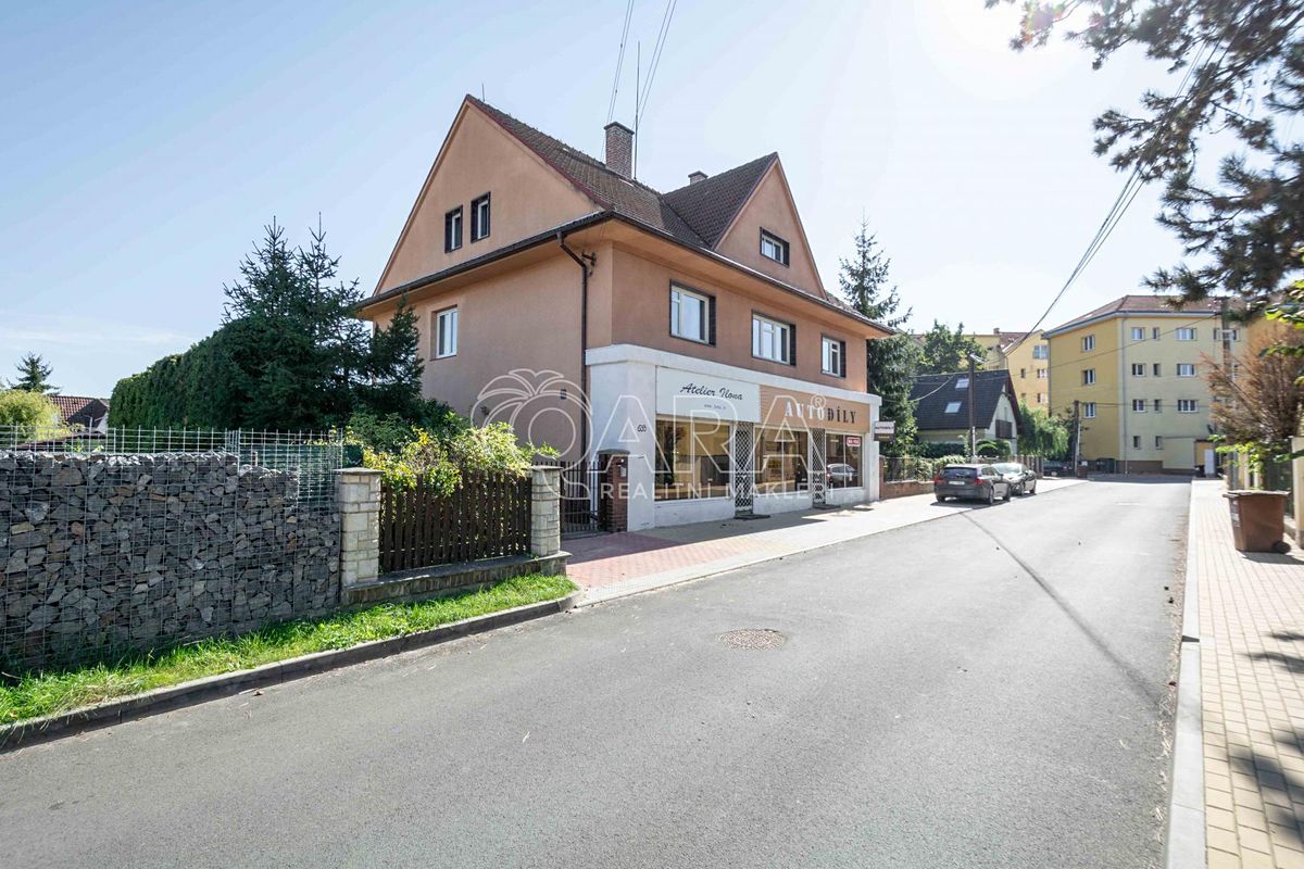 Prodej rodinného domu 411 m², pozemek 814 m² – fotografie 2