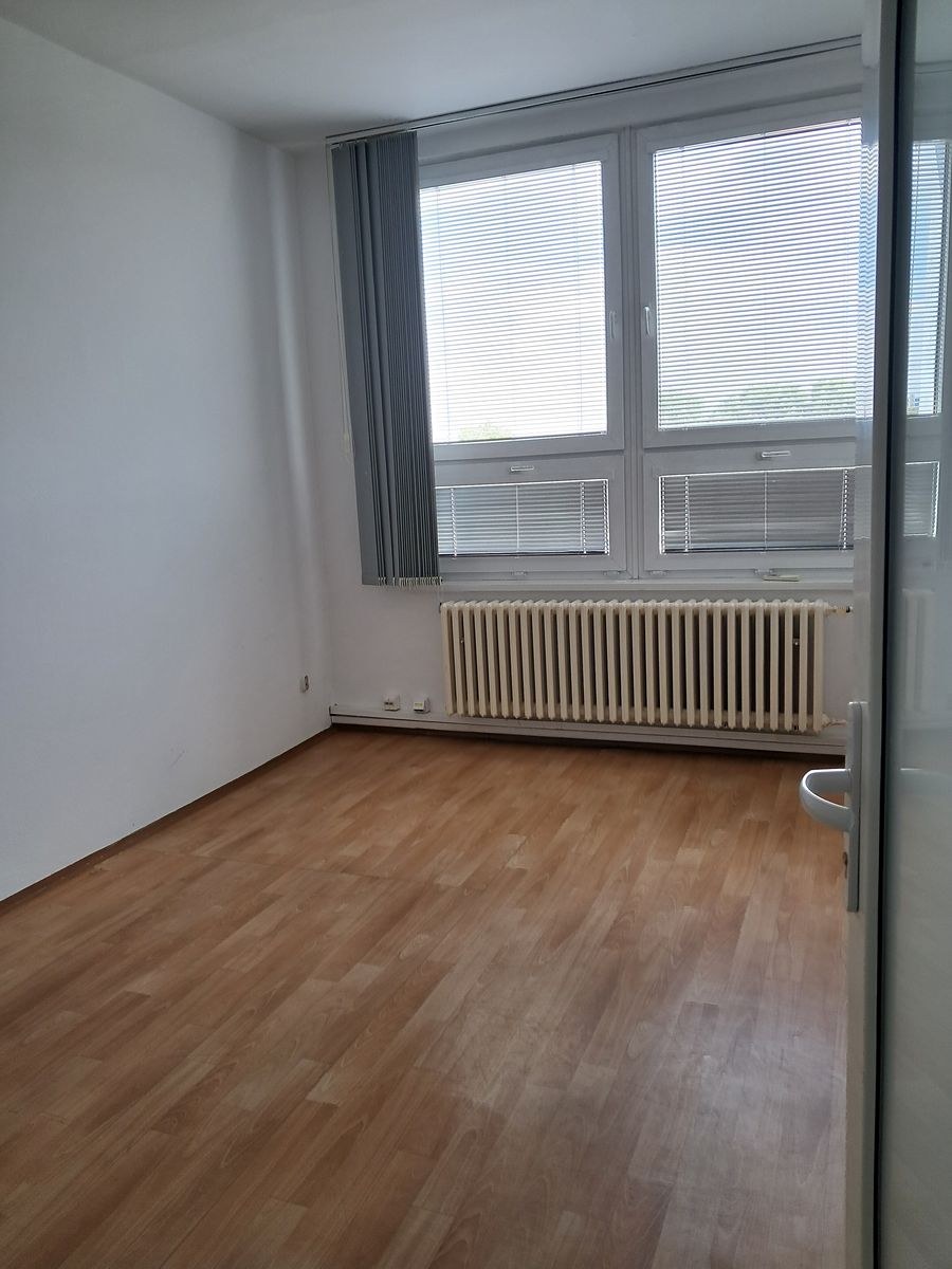 Pronájem kanceláře 192 m² – fotografie 3