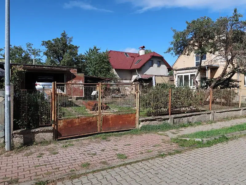 Prodej stavebního pozemku 318 m², Praha – náhled fotky 2