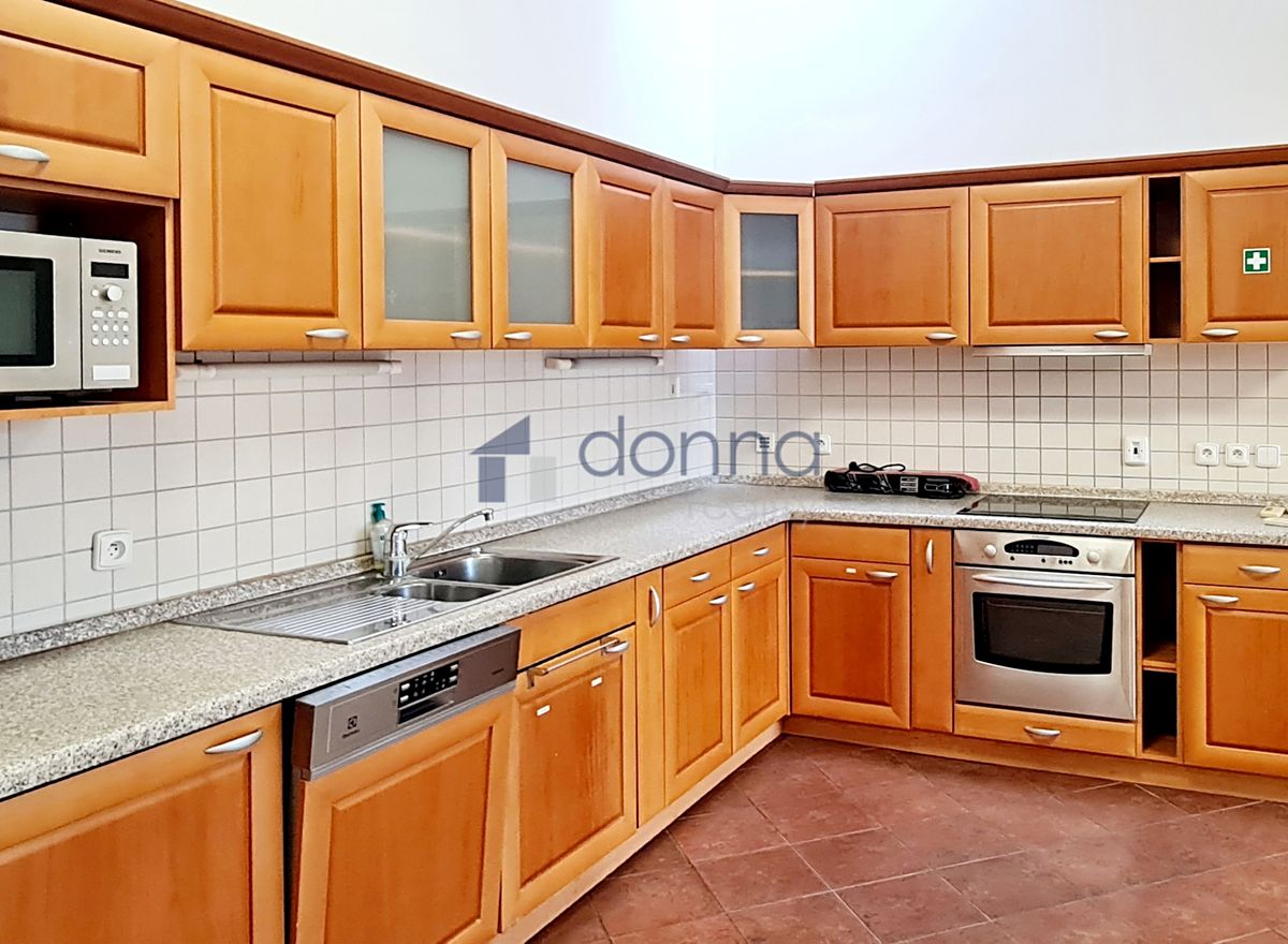 Pronájem kanceláře 203 m² – fotografie 3