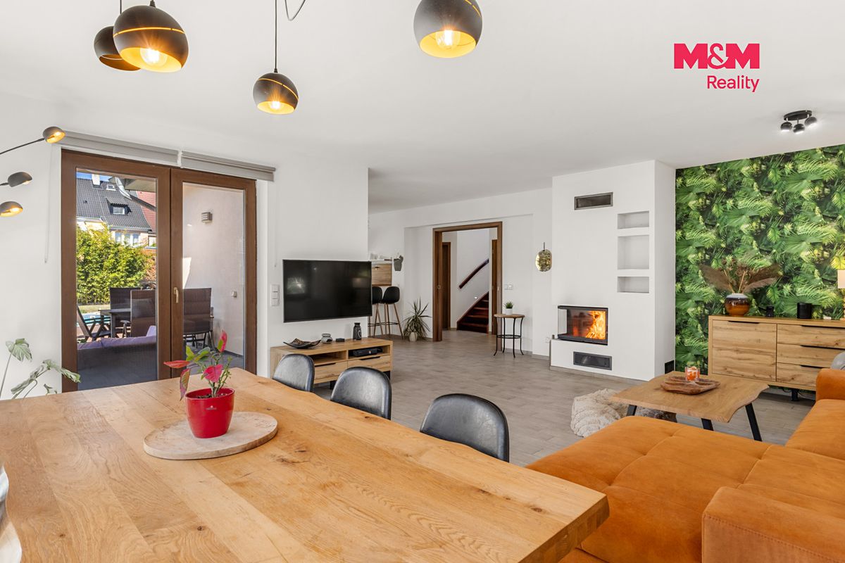 Prodej rodinného domu 212 m², pozemek 931 m² – fotografie 2