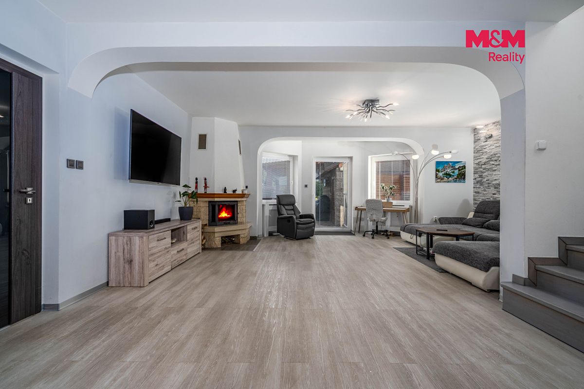 Prodej rodinného domu 236 m², pozemek 1006 m² – fotografie 2