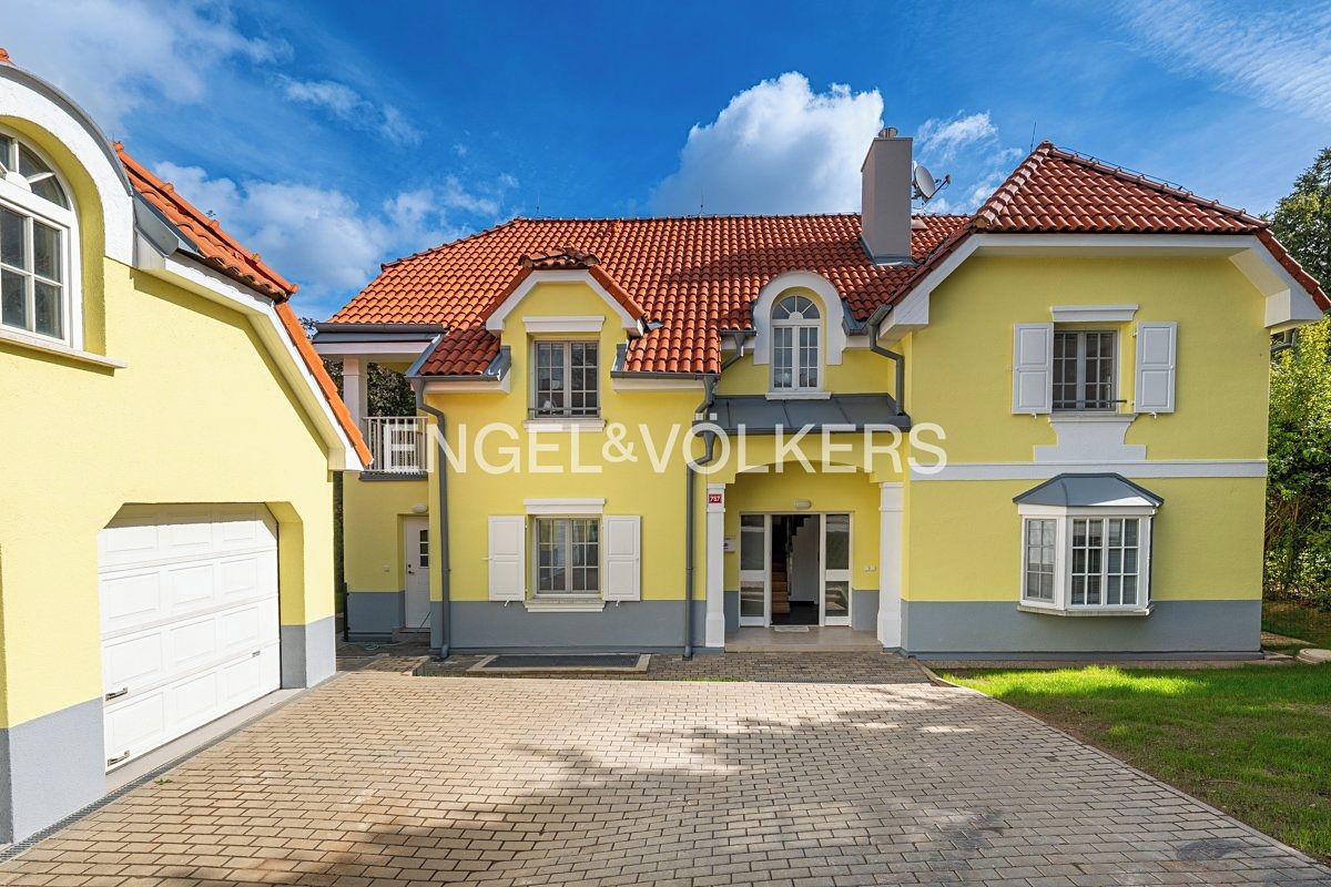 Pronájem rodinného domu 302 m², pozemek 737 m²
