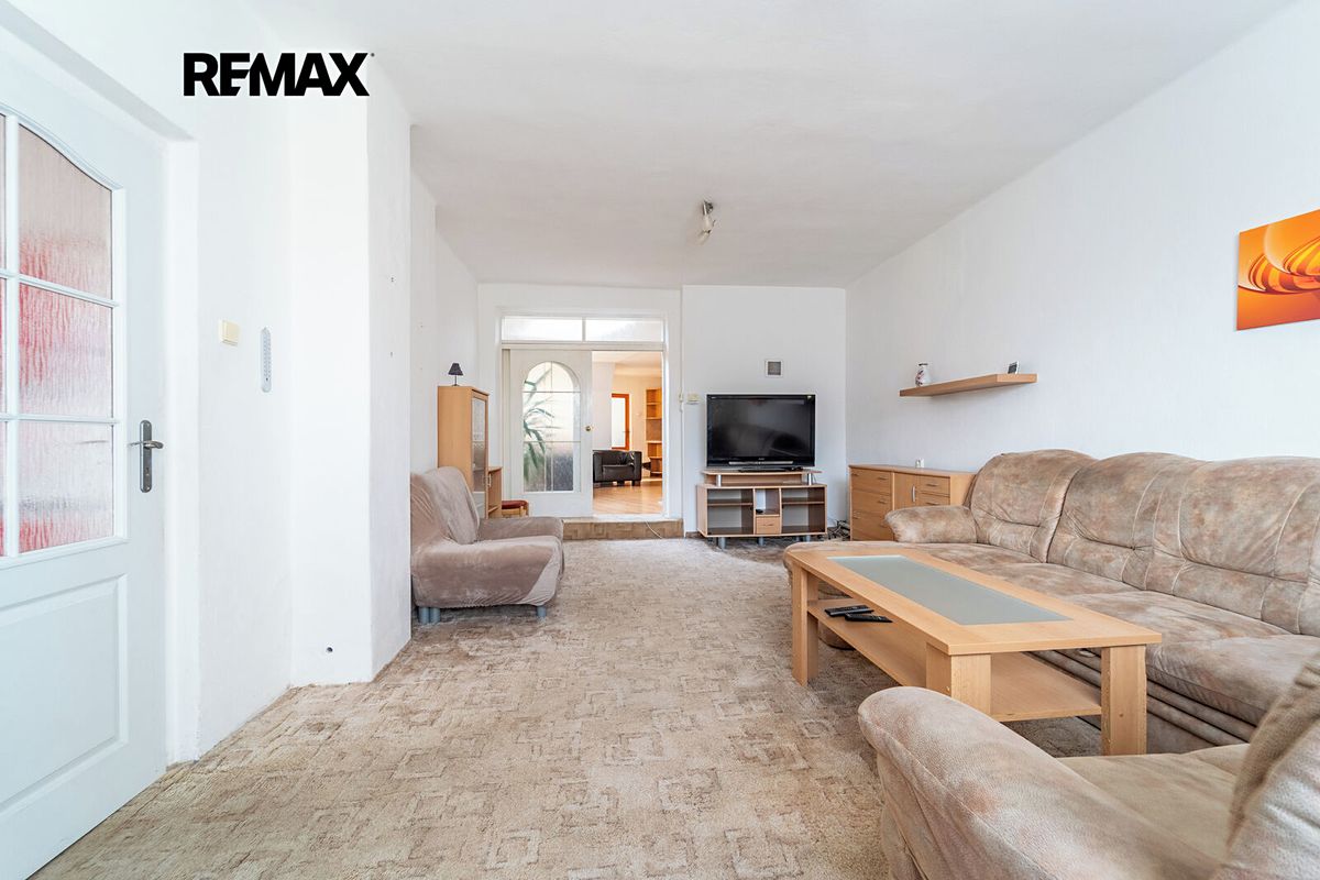 Prodej rodinného domu 221 m², pozemek 1183 m² – fotografie 3