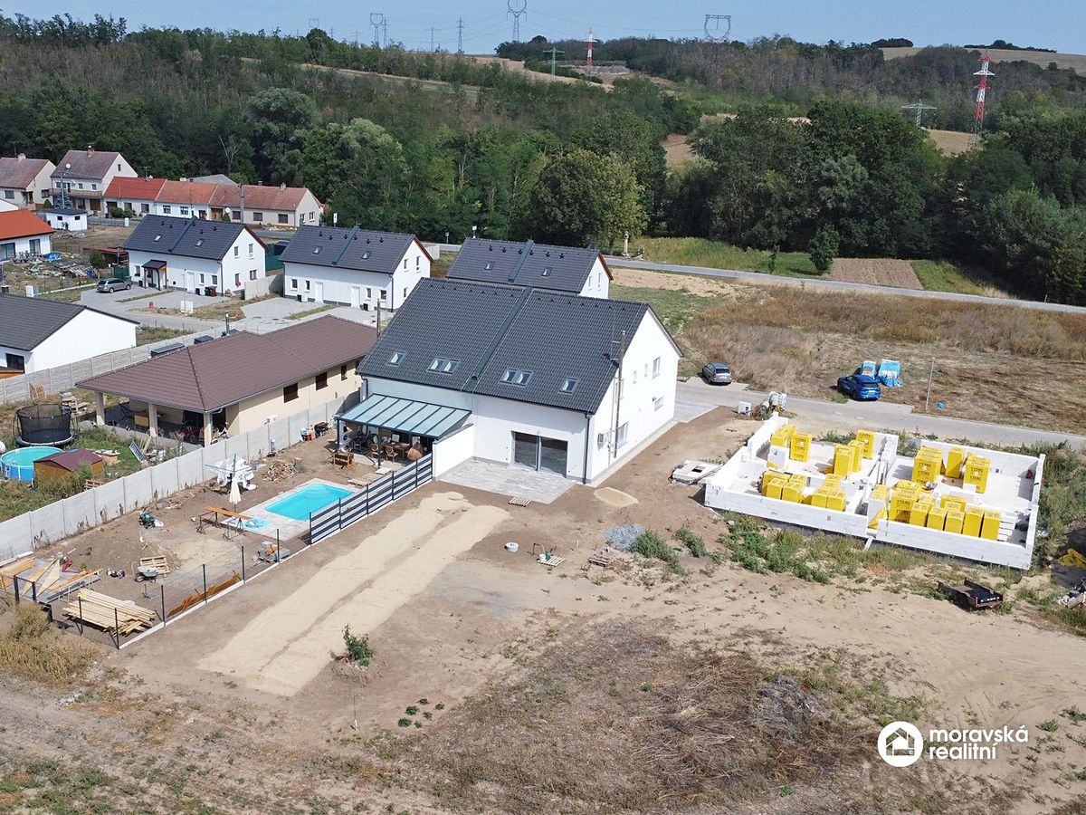 Prodej rodinného domu 171 m², pozemek 555 m² – fotografie 3