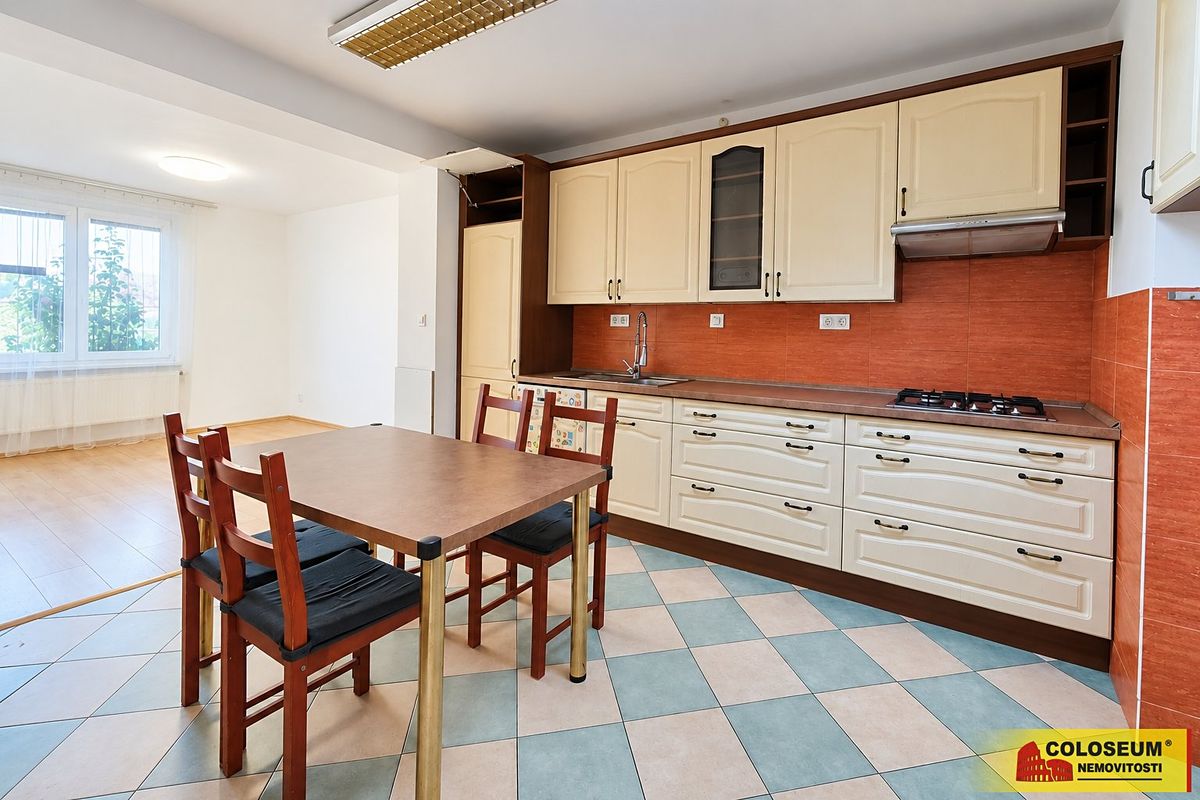 Pronájem rodinného domu 200 m², pozemek 514 m² – fotografie 3