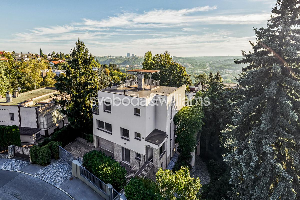 Prodej rodinného domu 304 m², pozemek 747 m²