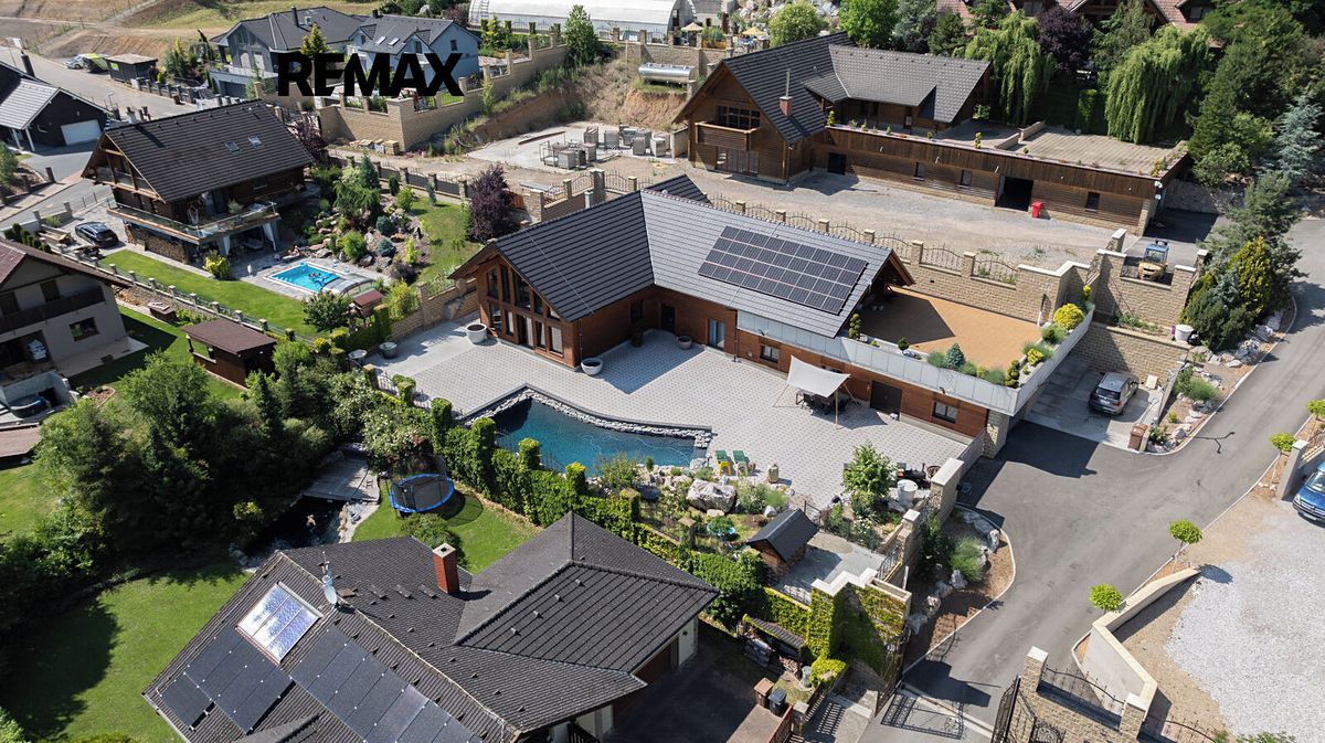 Prodej vily 486 m², pozemek 1661 m², Králův Dvůr – fotka 1 z 3