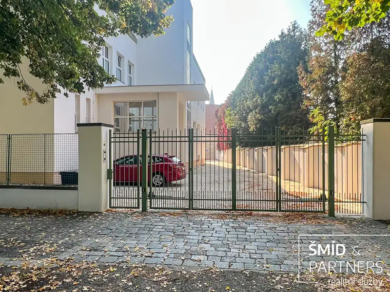 Prodej garážového stání 12 m², Poděbrady – náhled fotky 1