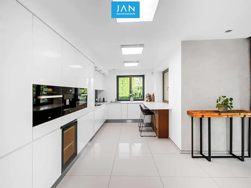 Prodej rodinného domu 385 m², pozemek 1560 m², Nymburk – náhled fotky 2