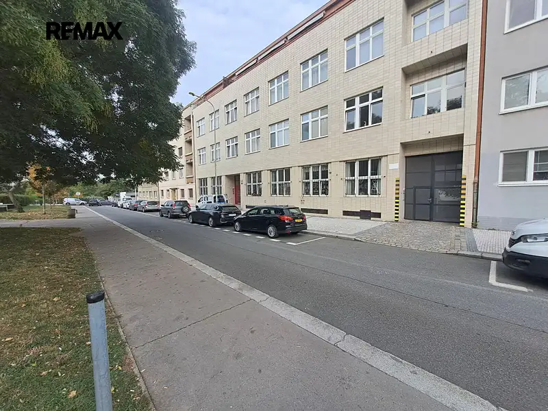 Pronájem garážového stání 14 m², Praha – náhled fotky 3