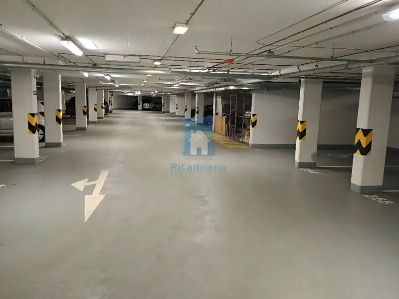 Pronájem garážového stání 12 m², Praha – náhled fotky 1