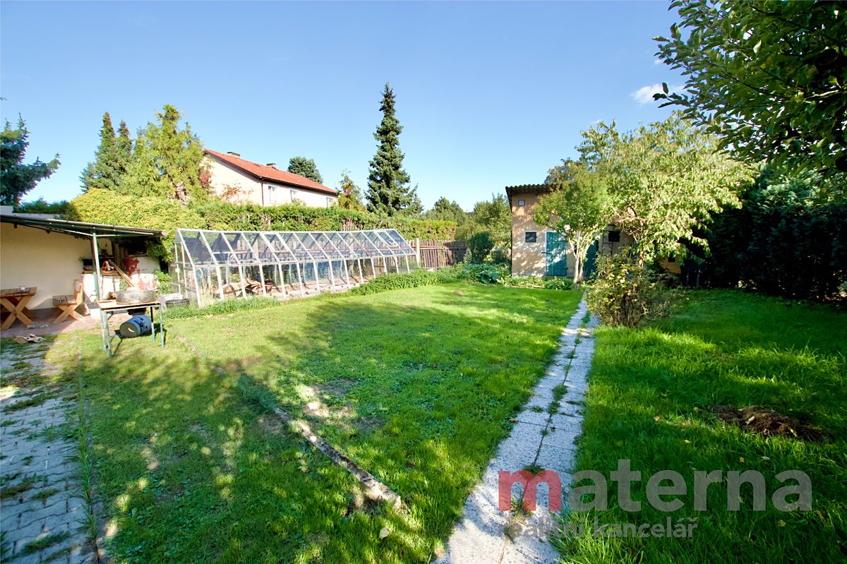 Prodej rodinného domu 243 m², pozemek 743 m² – fotografie 2