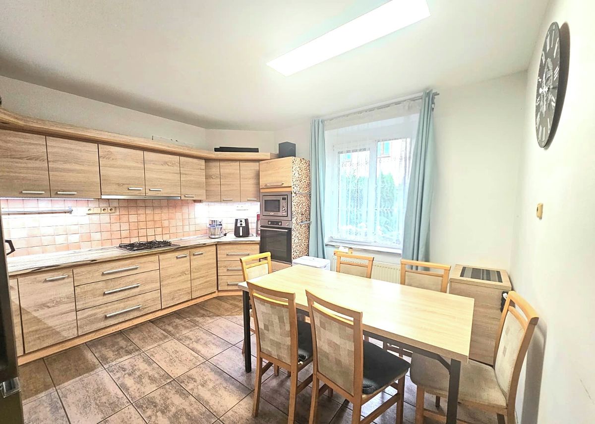 Prodej vícegeneračního domu 210 m², pozemek 261 m² – fotografie 2