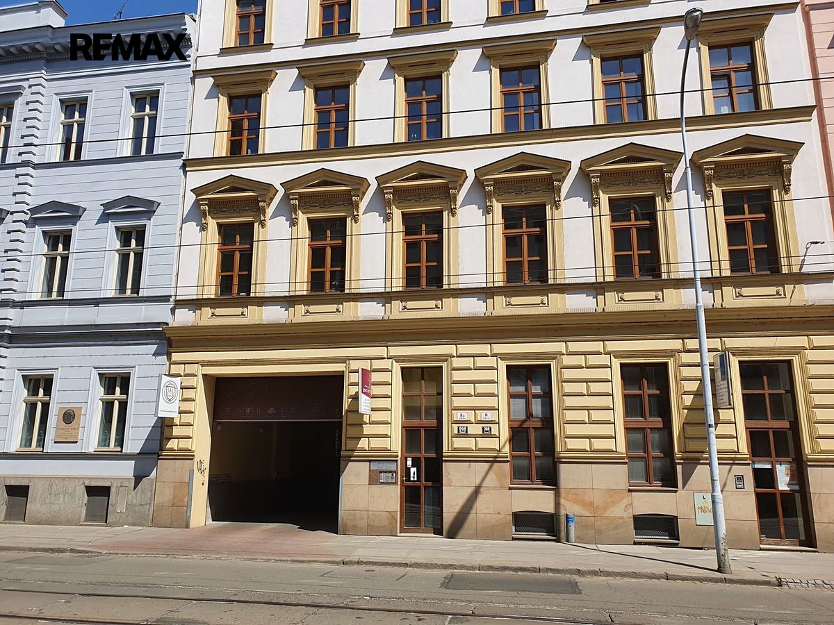 Pronájem garážového stání 18 m²