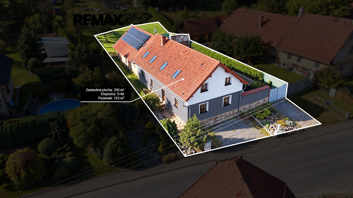 Prodej rodinného domu 253 m², pozemek 993 m² – fotografie 2