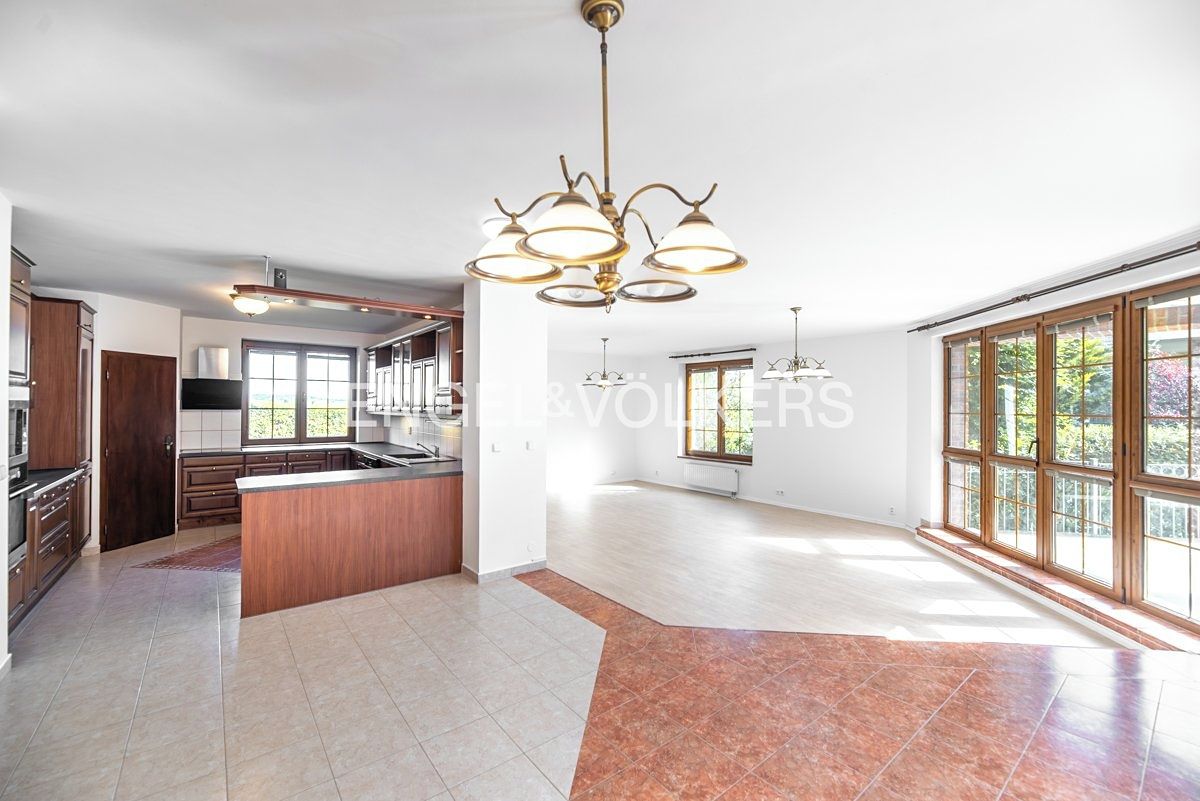 Pronájem vily 384 m², pozemek 903 m² – fotografie 2