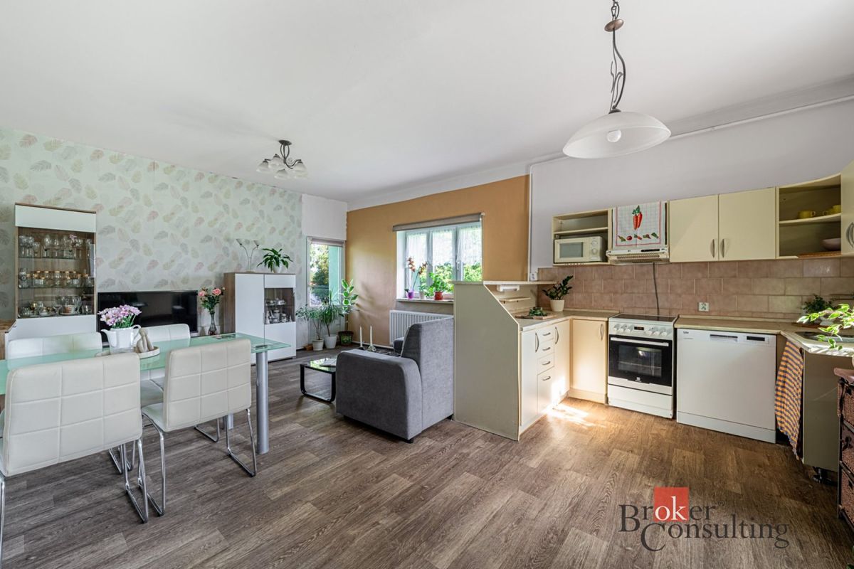 Prodej rodinného domu 221 m², pozemek 1174 m² – fotografie 2