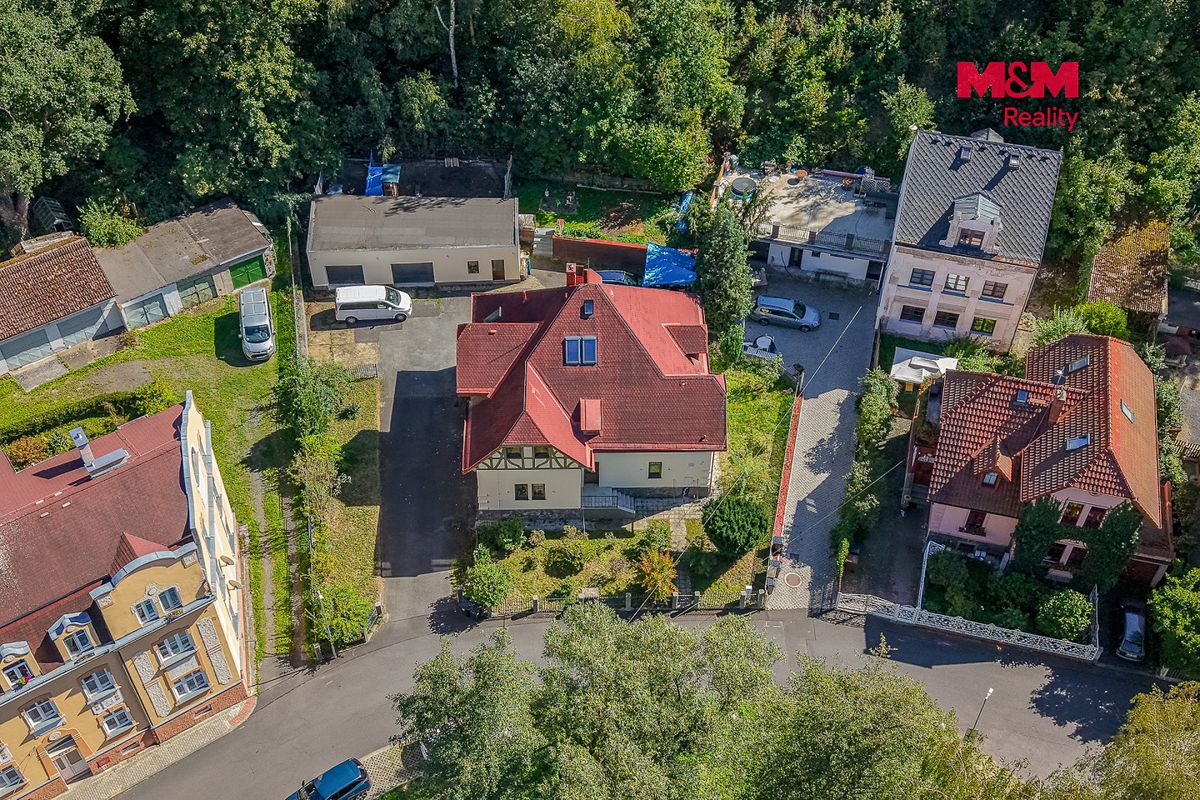 Prodej rodinného domu 486 m², pozemek 1076 m² – fotografie 2