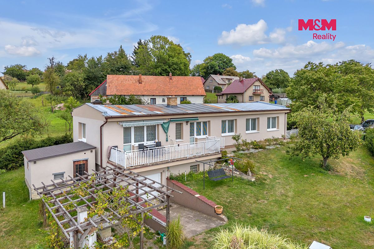 Prodej rodinného domu 140 m², pozemek 1025 m² – fotografie 2