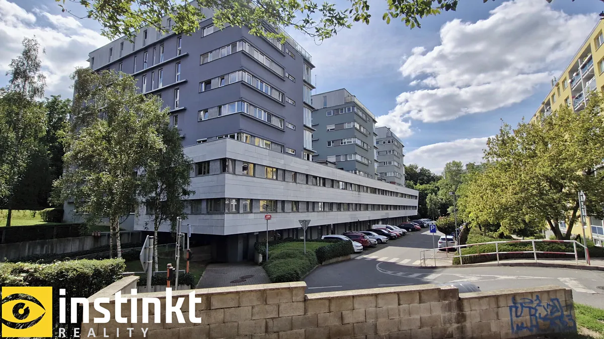 Pronájem garážového stání 18 m²