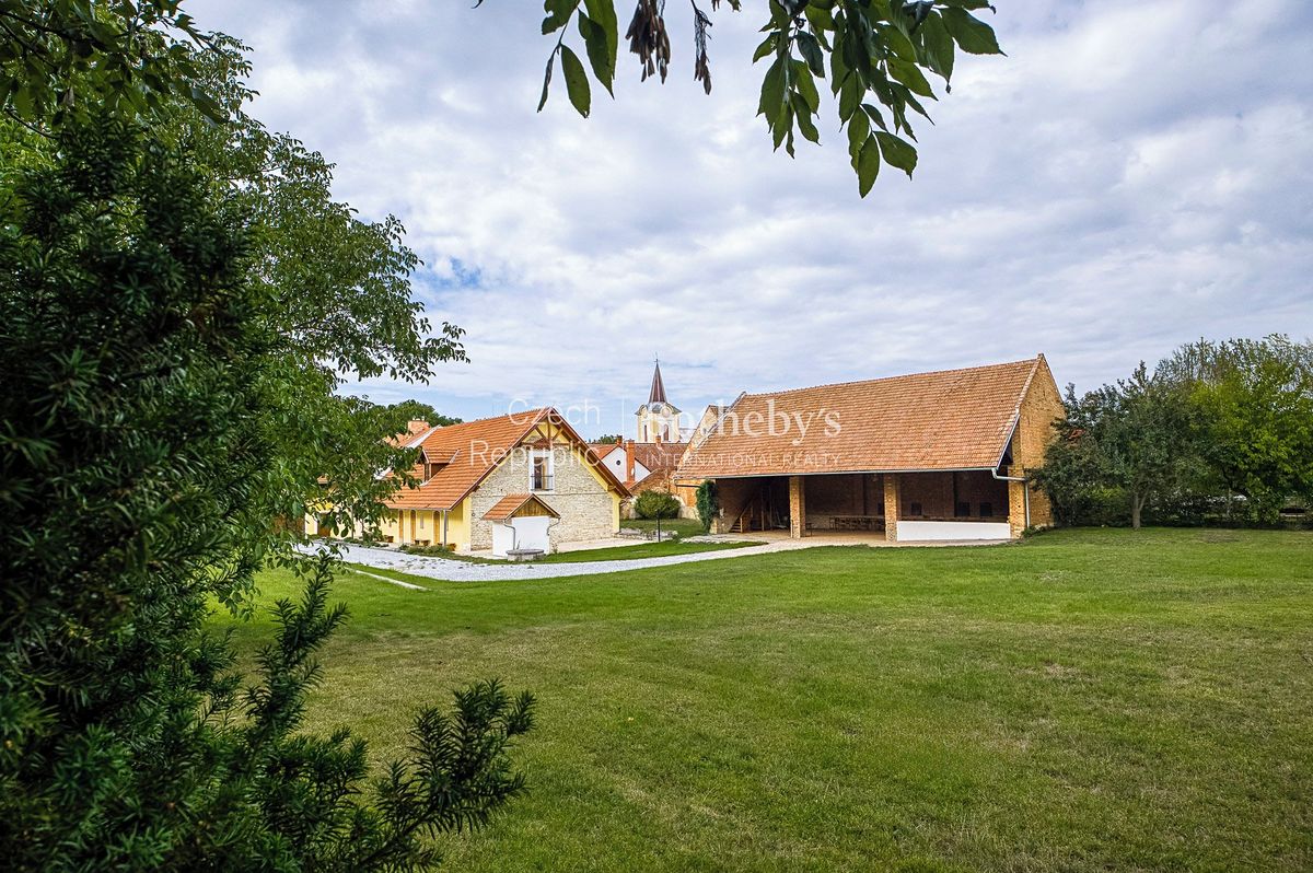 Prodej rodinného domu 350 m², pozemek 7500 m² – fotografie 2