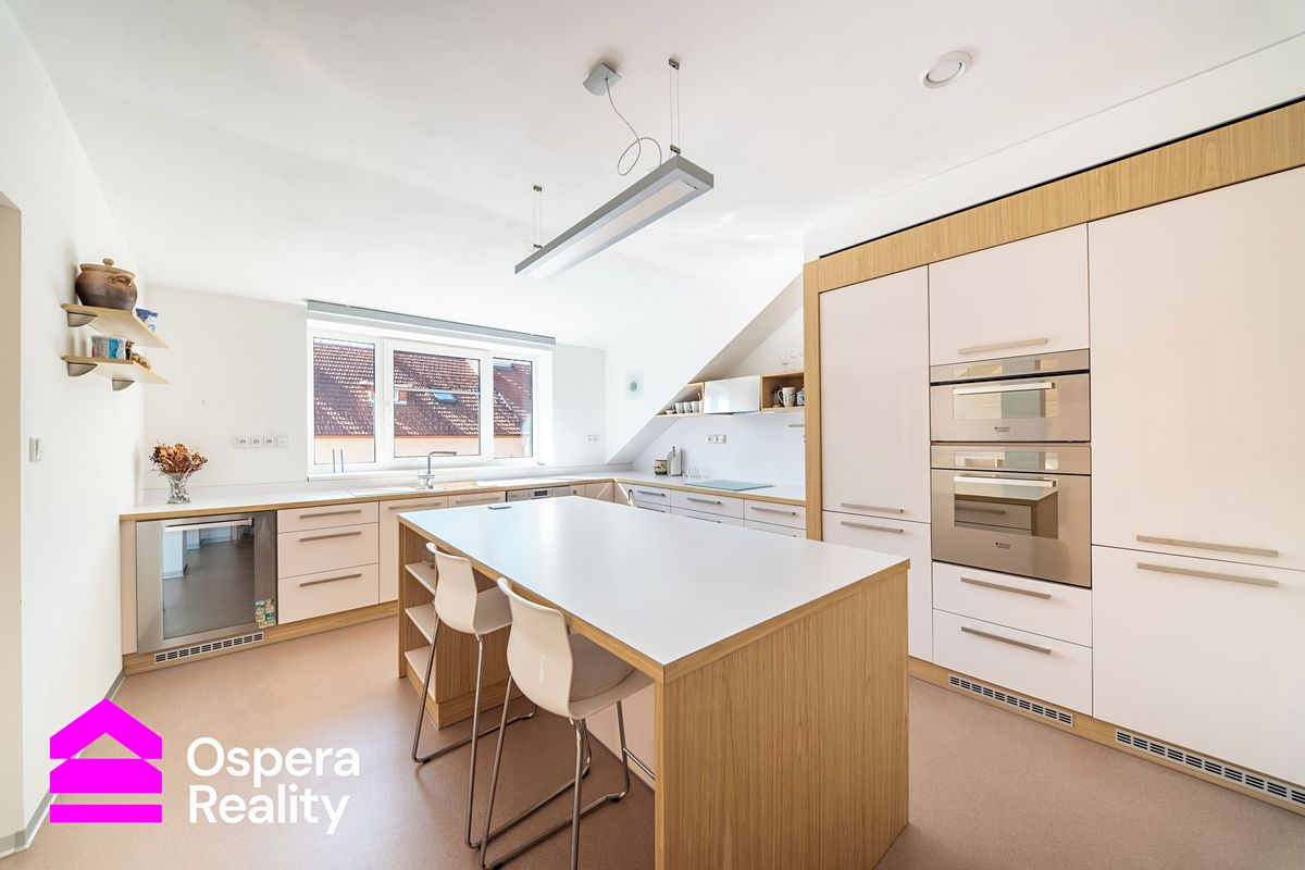 Prodej rodinného domu 630 m², pozemek 334 m² – fotografie 2