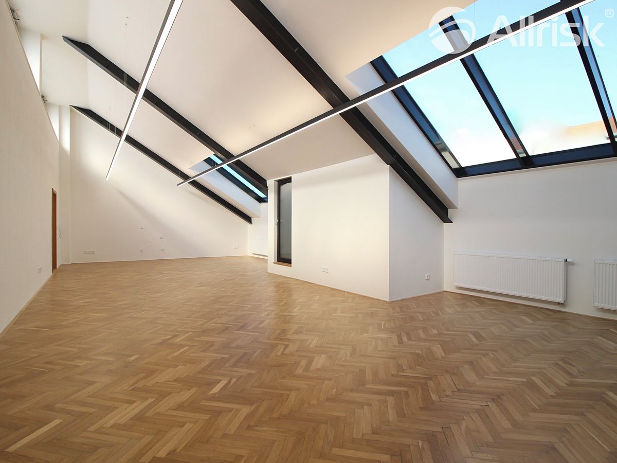 Pronájem kanceláře 196 m² – fotografie 2