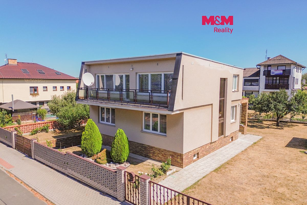 Prodej rodinného domu 230 m², pozemek 817 m², Dobřany – fotka 1 z 3