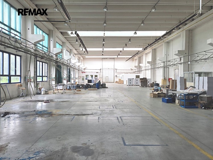Pronájem komerčního prostoru, 2 250 m² (1 z 30)