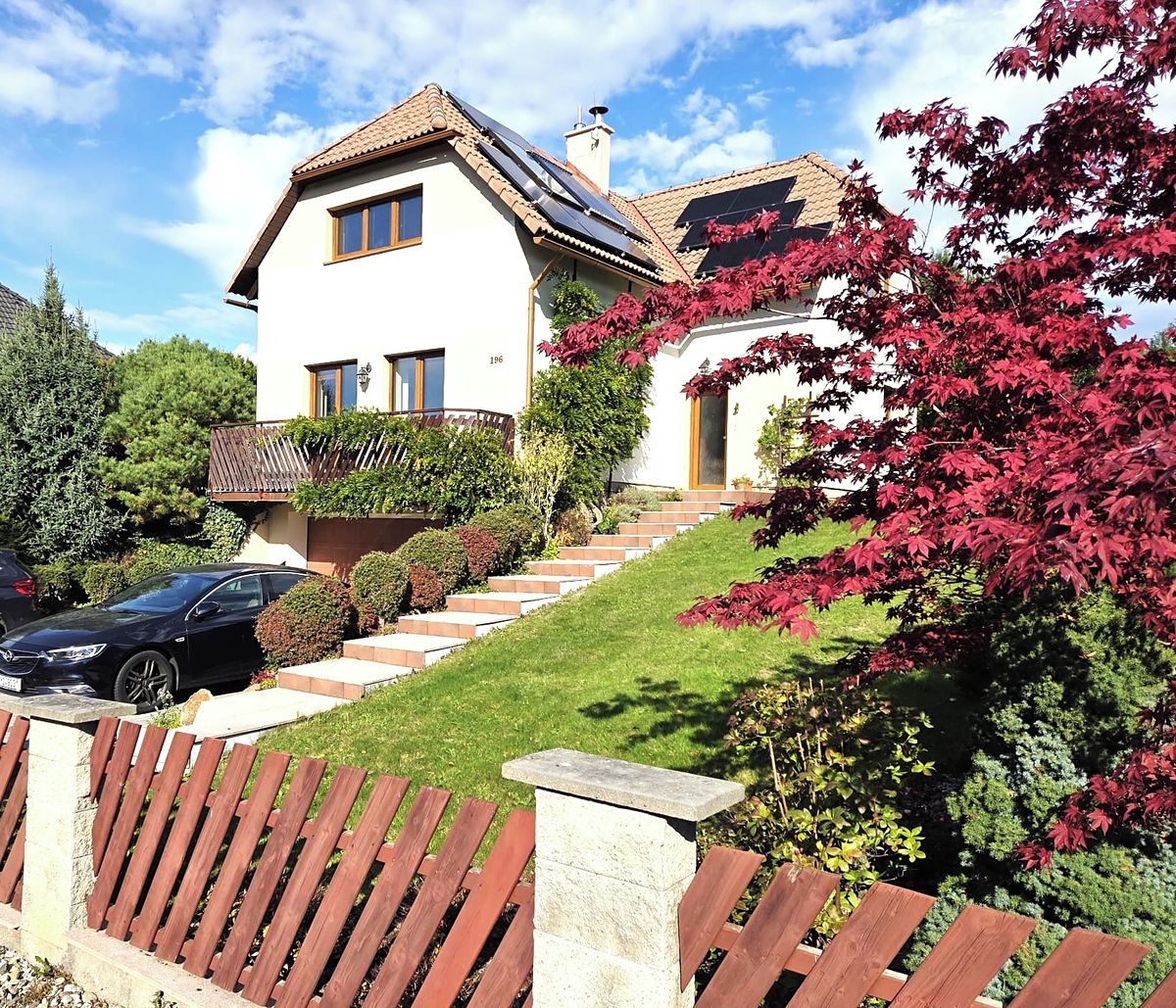 Prodej rodinného domu 204 m², pozemek 1215 m²
