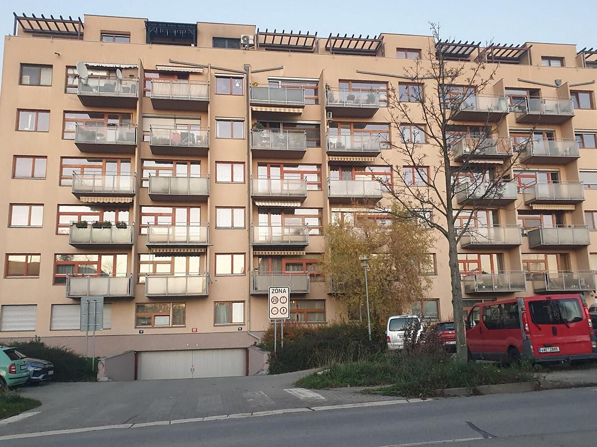 Pronájem garážového stání 14 m² – fotografie 3