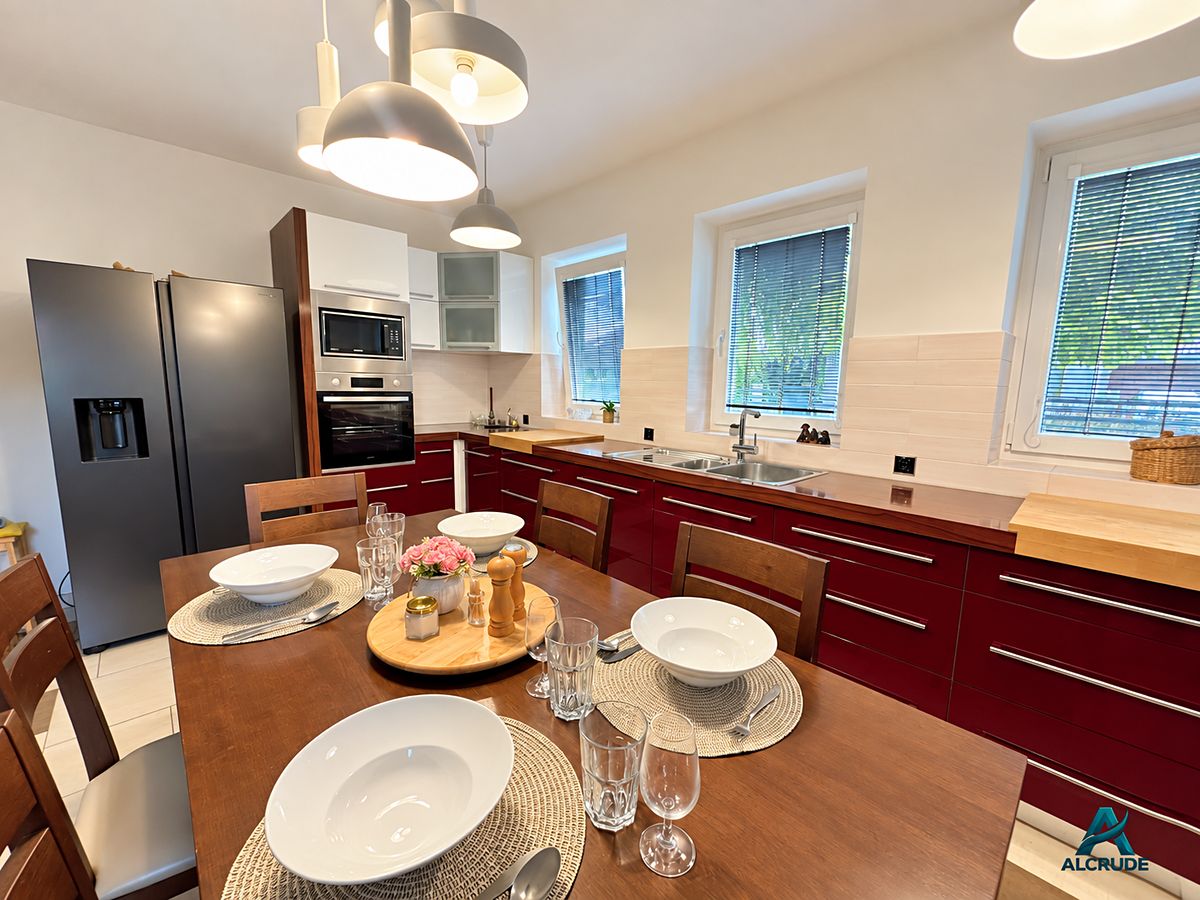 Prodej rodinného domu 316 m², pozemek 672 m² – fotografie 3