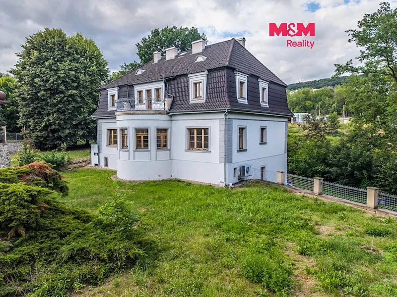 Prodej rodinného domu 284 m², pozemek 2441 m²