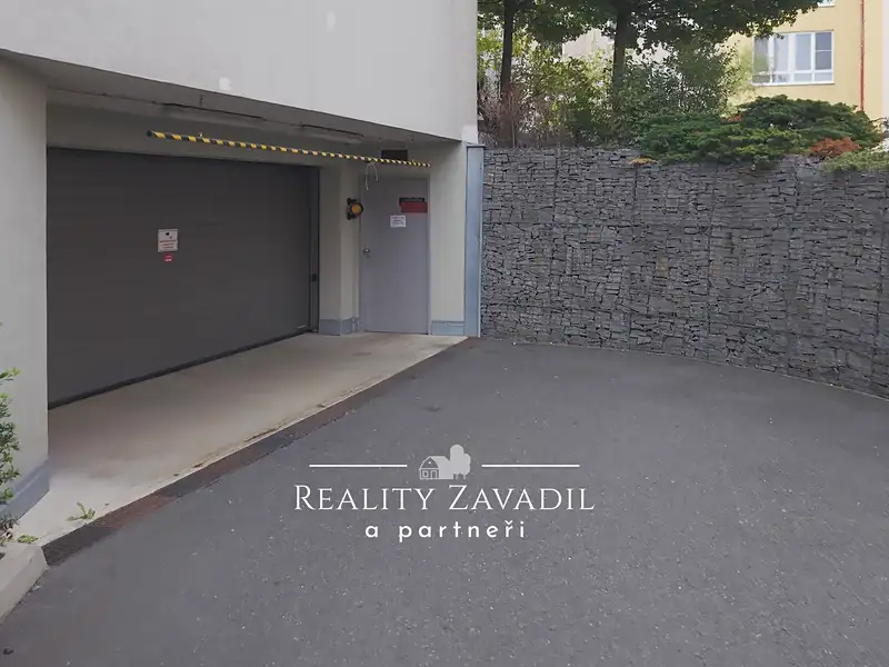 Prodej garážového stání 13 m², Praha – náhled fotky 1