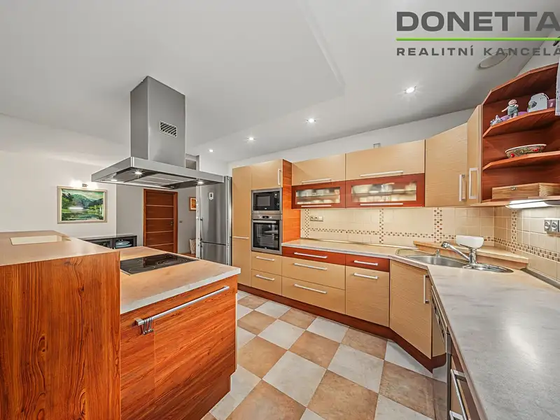 Prodej rodinného domu 233 m², pozemek 1194 m², Mokrovousy – náhled fotky 2