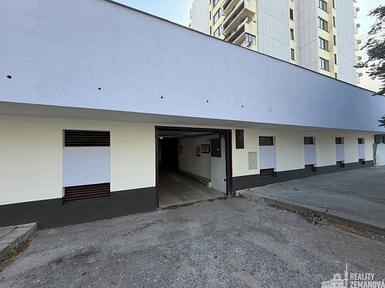 Pronájem nemovitosti, 17 m² (1 z 8)